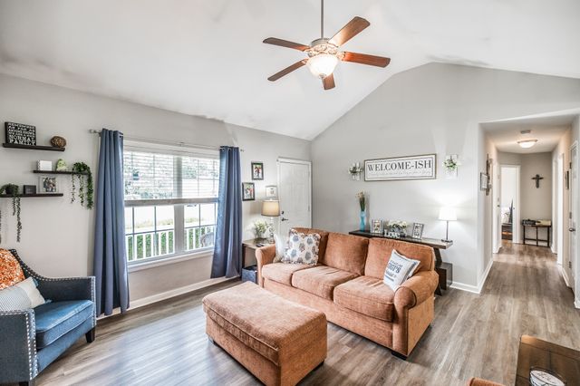 1041 Red Apple Ct, Clarksville, TN 37040