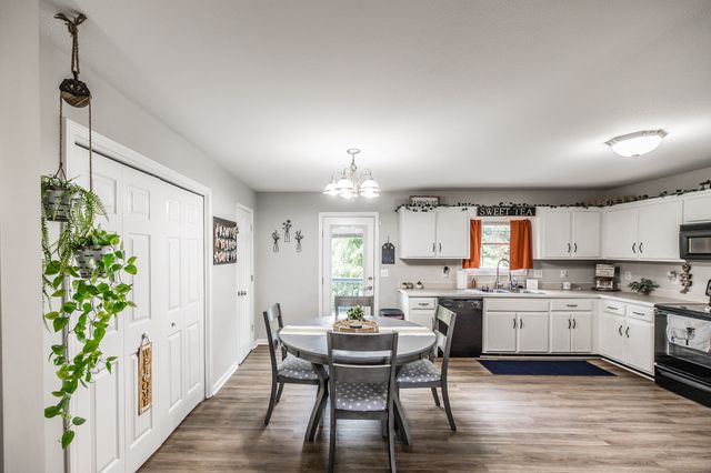 1041 Red Apple Ct, Clarksville, TN 37040