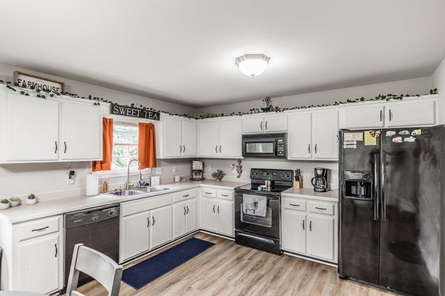 1041 Red Apple Ct, Clarksville, TN 37040
