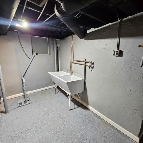 945 NORTH Avenue, Rockford, IL 61103