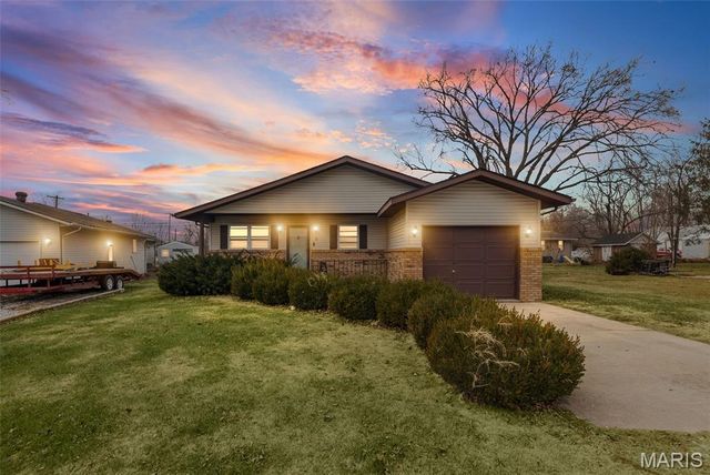 9 N Main Street, Moro, IL 62067