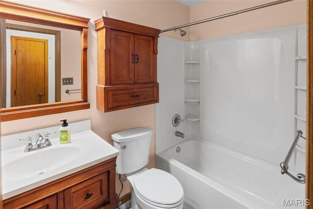 9 N Main Street, Moro, IL 62067