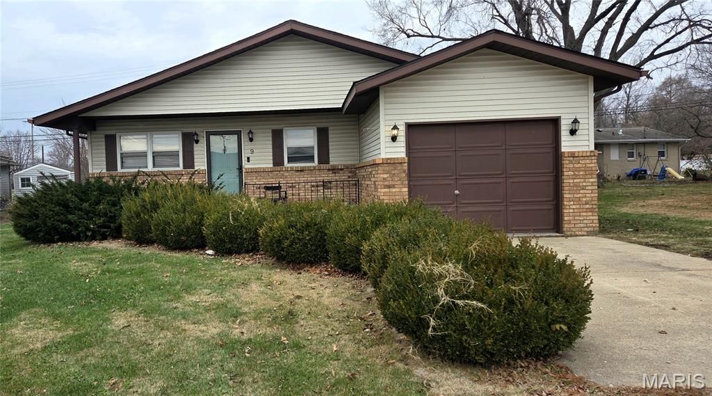 9 N Main Street, Moro, IL 62067