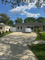 35 CHAUCER DR, Newark, DE 19713