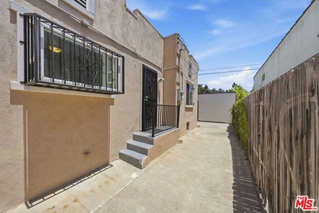 936 S Lucerne Boulevard, Los Angeles, CA 90019