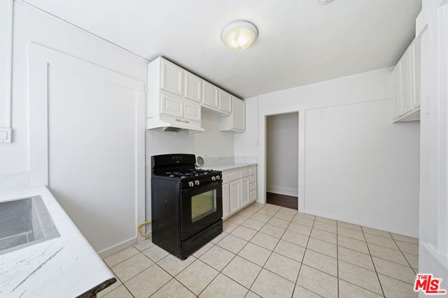 936 S Lucerne Boulevard, Los Angeles, CA 90019