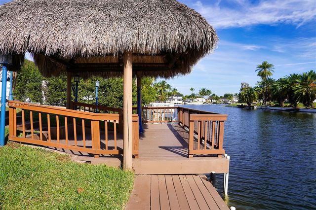 17135 NW 87th Ave, Hialeah, FL 33015