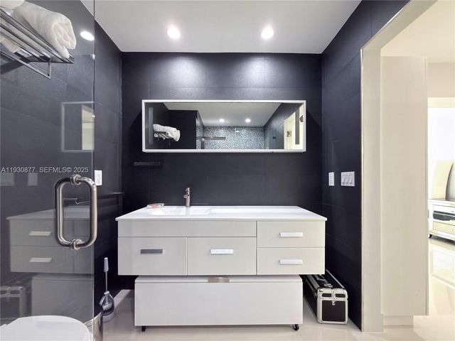 17135 NW 87th Ave, Hialeah, FL 33015