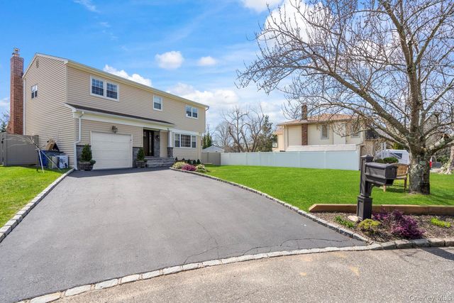 15 Lawrence Court, Syosset, NY 11791