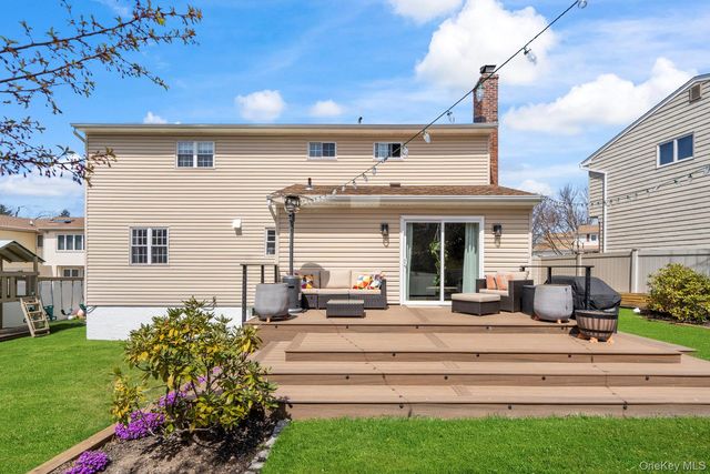 15 Lawrence Court, Syosset, NY 11791