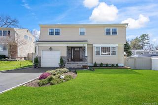 15 Lawrence Court, Syosset, NY 11791