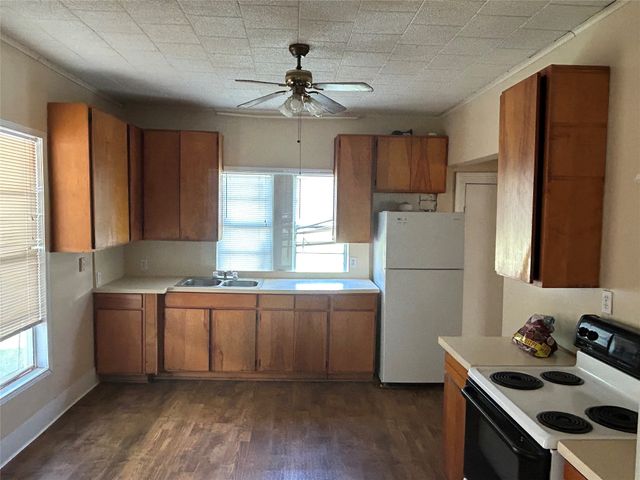 300 Harrison Avenue, Newcastle, TX 76372