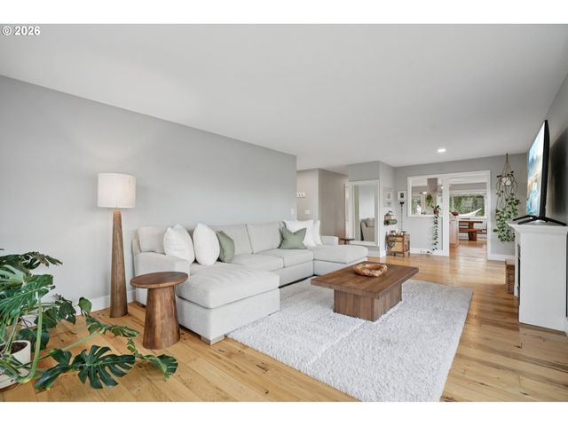 625 Sw MILLER Ct, Gresham, OR 97080