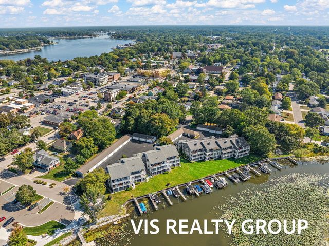 221 Riverfront Drive 12, Spring Lake Vllg, MI 49456