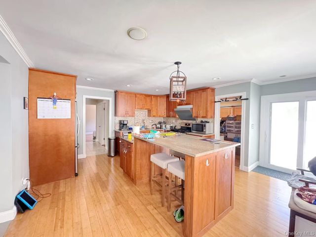 10 Garden Court, Carle Place, NY 11514