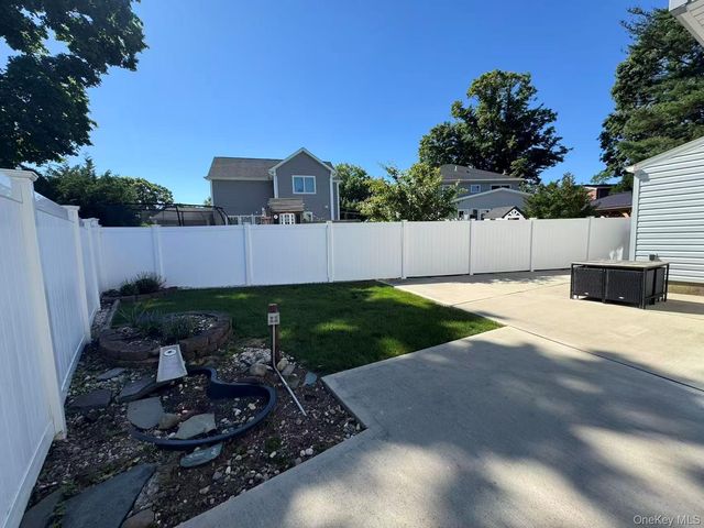 10 Garden Court, Carle Place, NY 11514