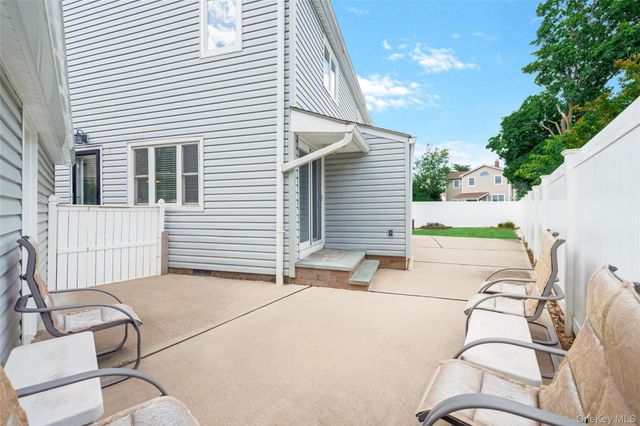 10 Garden Court, Carle Place, NY 11514