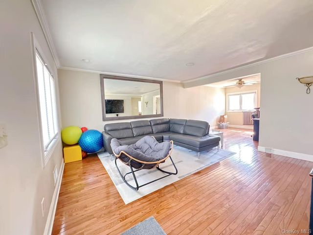 10 Garden Court, Carle Place, NY 11514