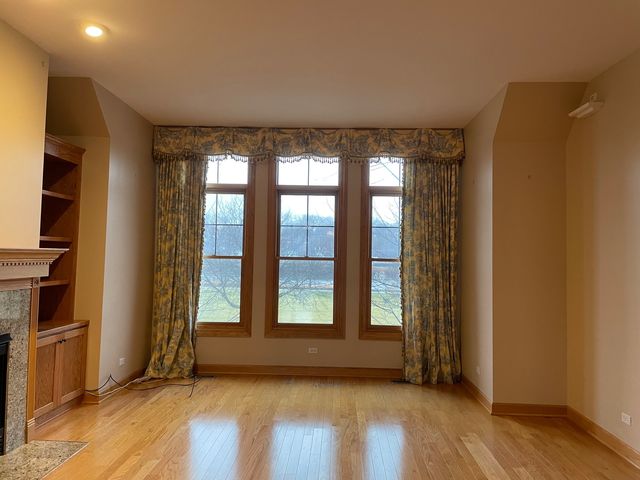 189 S Grove Avenue, Elgin, IL 60120