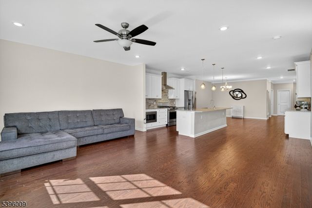 67 Grabowski Dr, Sayreville Boro, NJ 08859