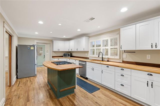 1429 Lakeview Road, Grayson, GA 30017