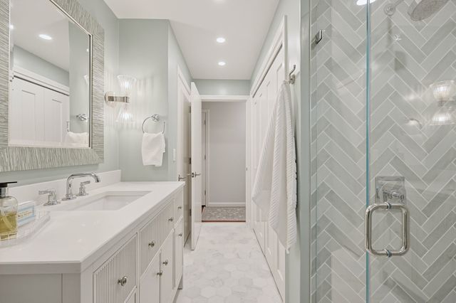 45 Surrey Dr, Mansfield, MA 02048