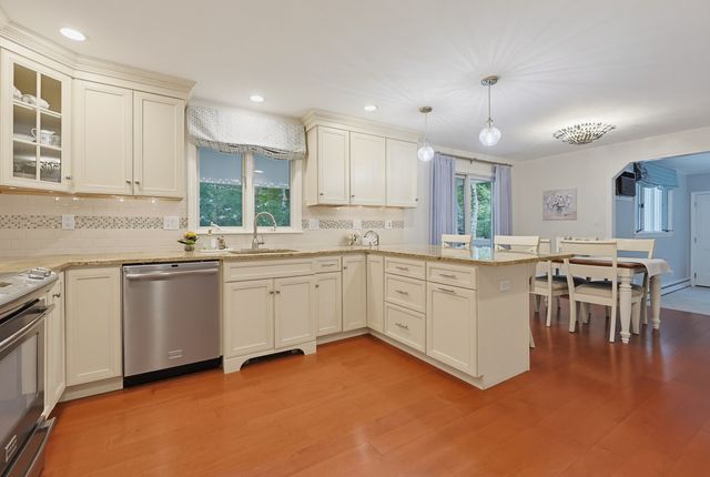 45 Surrey Dr, Mansfield, MA 02048