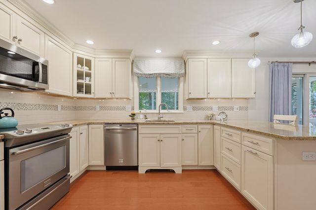 45 Surrey Dr, Mansfield, MA 02048