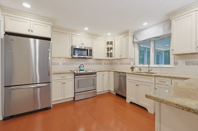45 Surrey Dr, Mansfield, MA 02048