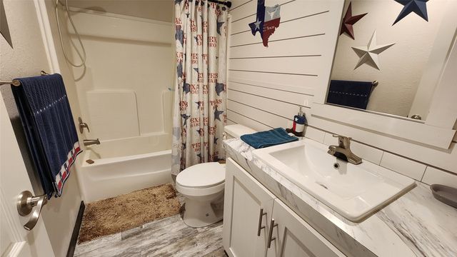 170 Ringo Drive, Runaway Bay, TX 76458