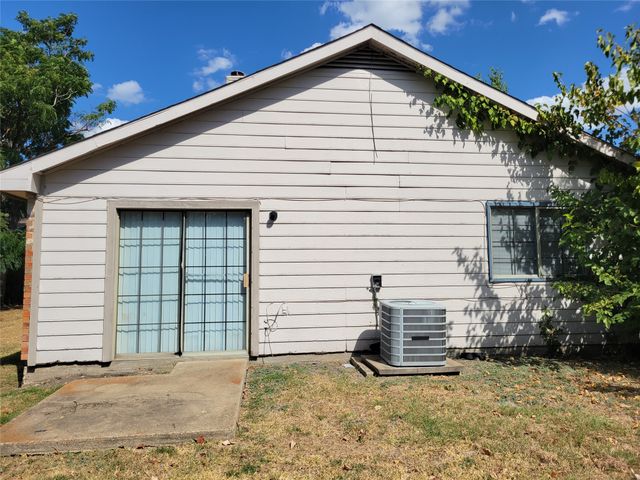 745 Meadowcreek Court, Garland, TX 75043
