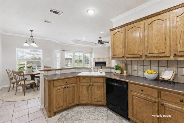 1062 Savannah Lane, Oak Ridge, TX 75142