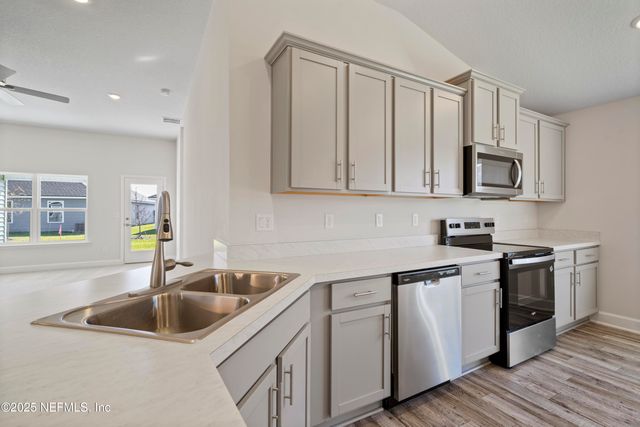 8370 HELMSLEY Boulevard, Jacksonville, FL 32219