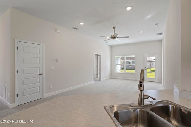 8370 HELMSLEY Boulevard, Jacksonville, FL 32219