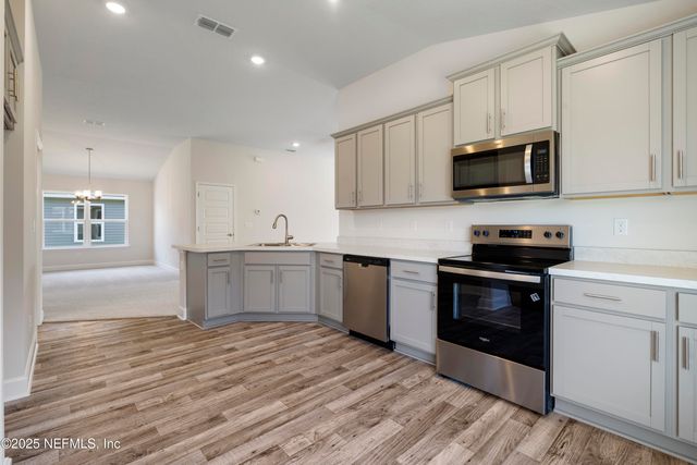 8370 HELMSLEY Boulevard, Jacksonville, FL 32219