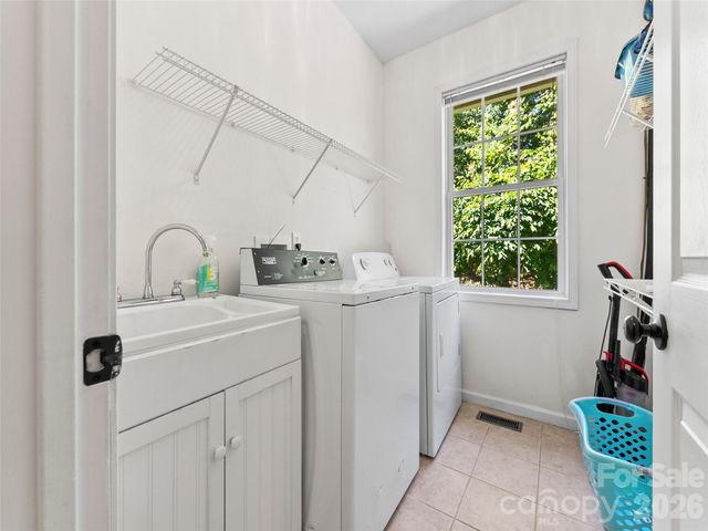64 Wyoming Road, Asheville, NC 28803