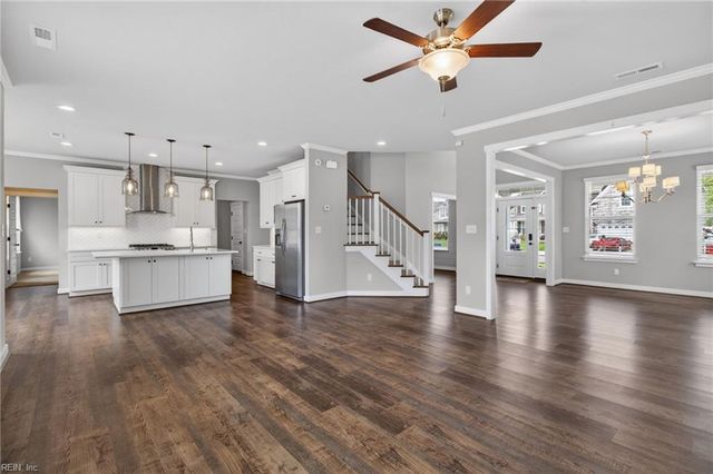 709 Renee LN, Chesapeake, VA 23322