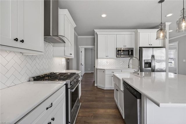 709 Renee LN, Chesapeake, VA 23322