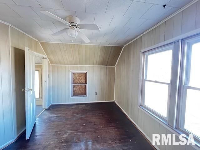 652 S HENDERSON Street, Galesburg, IL 61401