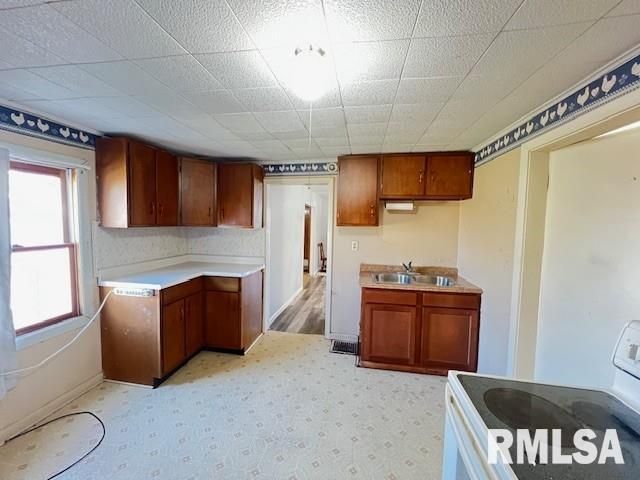 652 S HENDERSON Street, Galesburg, IL 61401