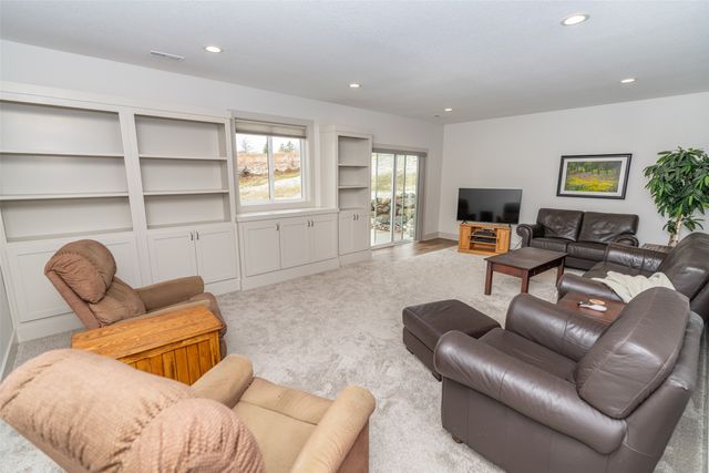 853 S Brookings Court, West Des Moines, IA 50266