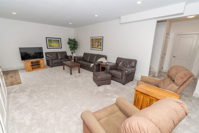 853 S Brookings Court, West Des Moines, IA 50266