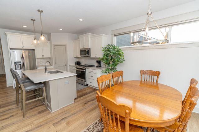 853 S Brookings Court, West Des Moines, IA 50266