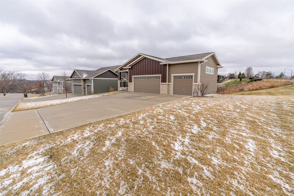 853 S Brookings Court, West Des Moines, IA 50266