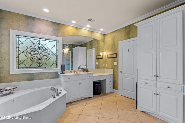 8809 Duck Crossing Ln, Louisville, KY 40291