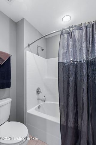 8809 Duck Crossing Ln, Louisville, KY 40291