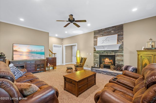 8809 Duck Crossing Ln, Louisville, KY 40291