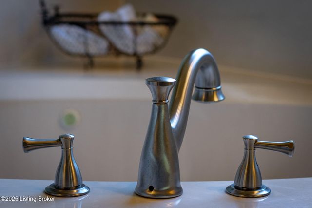 8809 Duck Crossing Ln, Louisville, KY 40291