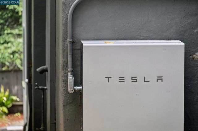 5700 Chelton, Oakland, CA 94611