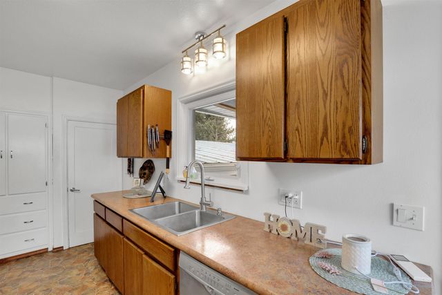 327 S Crosby St, Tekoa, WA 99033